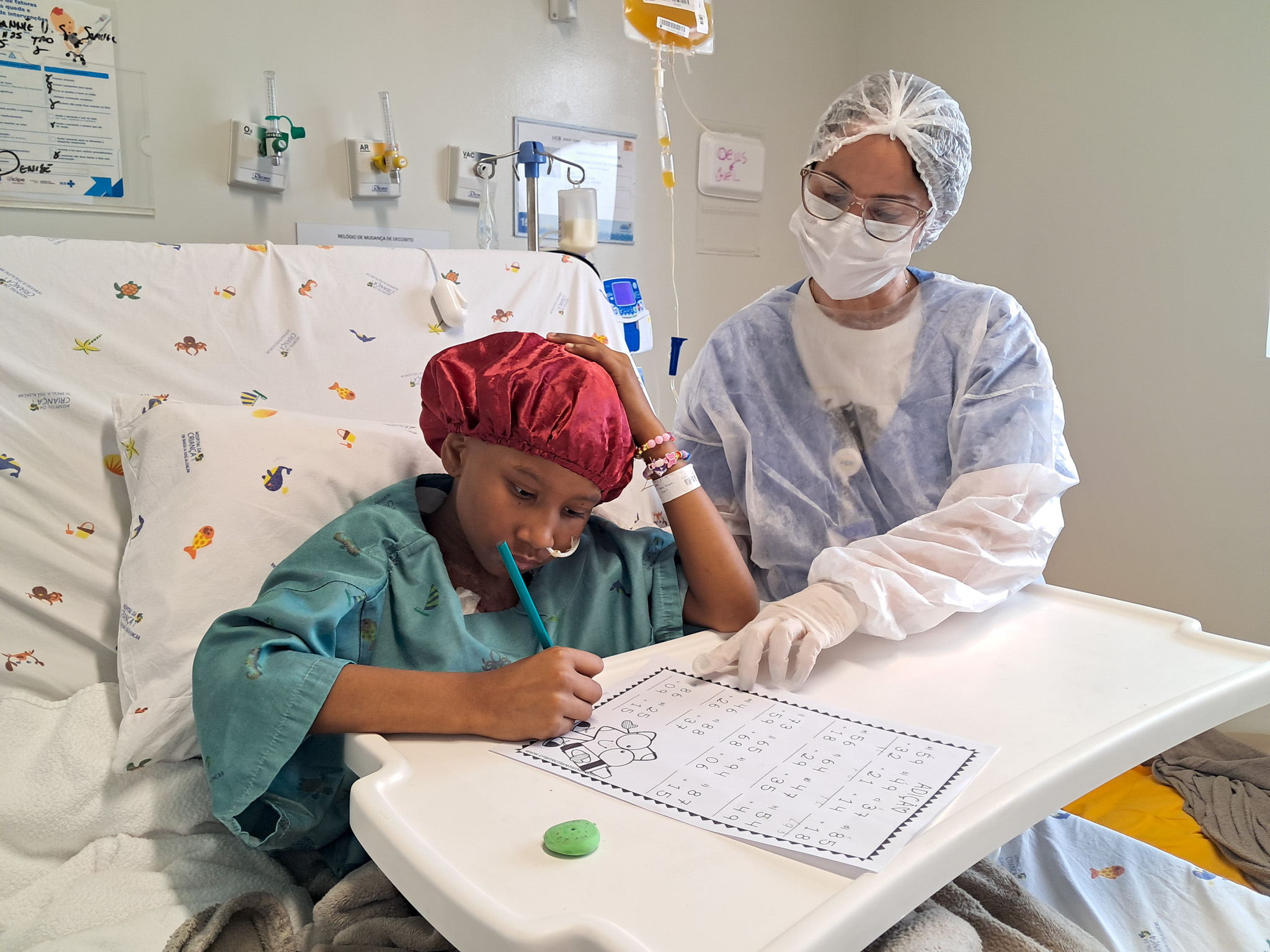 Hospital da Criança de Brasília mantém a continuidade dos estudos na rotina de crianças internadas